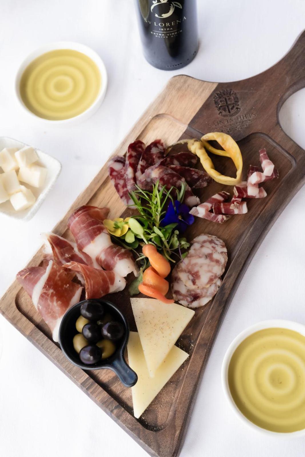 Saints Hills Cantina Visnjan Ngoại thất bức ảnh