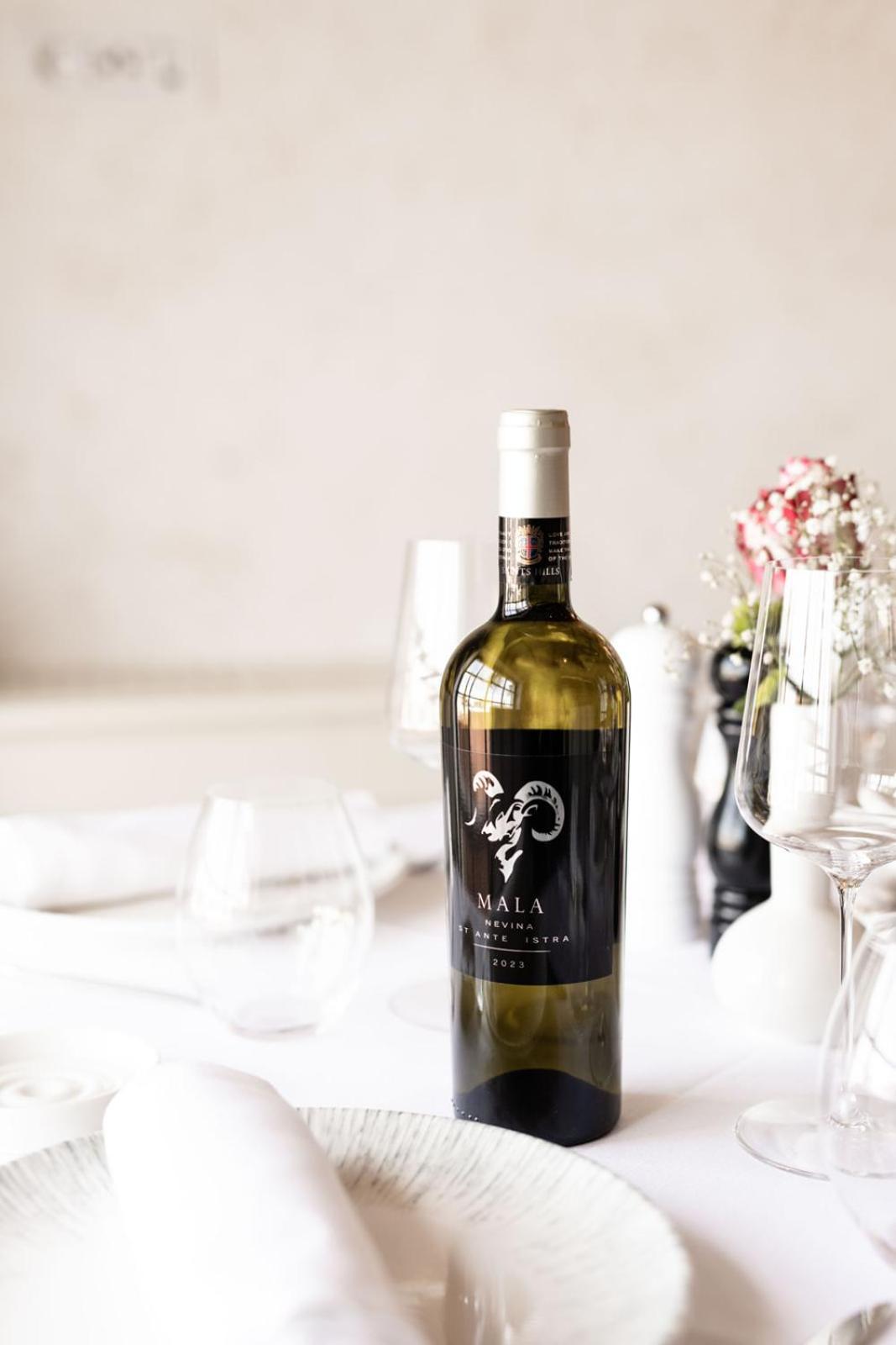 Saints Hills Cantina Visnjan Ngoại thất bức ảnh