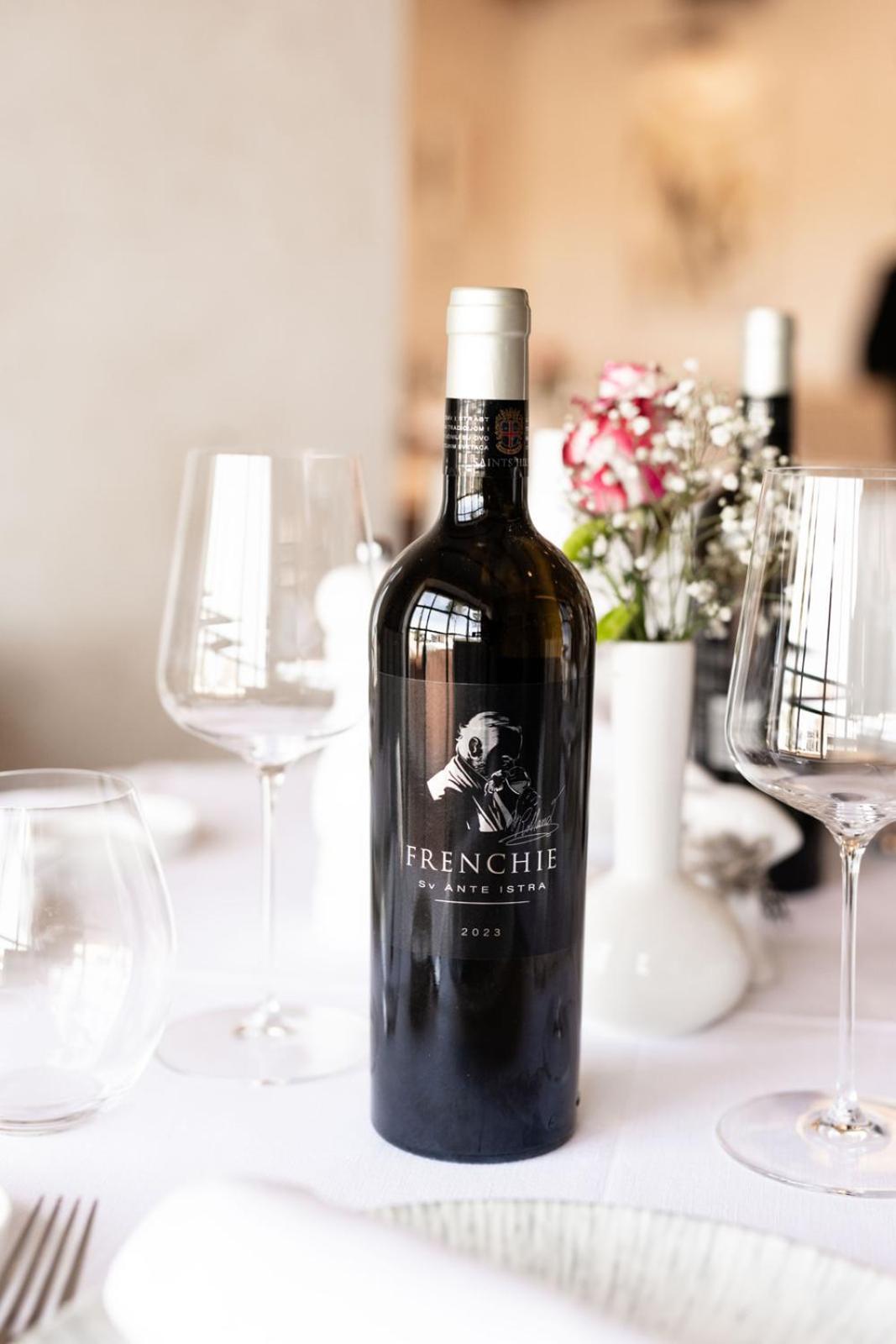 Saints Hills Cantina Visnjan Ngoại thất bức ảnh